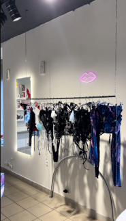 Орыстың балапандары жігіттердің бетіне сиып, зәр шығарады